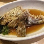 きらら寿司 - 鯛カマの揚げ煮。安いだけあって小さい。だし汁が旨いですね。