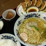 香華園 - 餃子セット950円です。