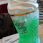 コメダ珈琲店 - 可愛いブーツのコップにダイナミックな巻き巻きソフト