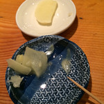 寿し徳 - 右半分は醤油皿ですが使いません