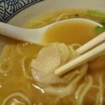 麺屋 一楽 - 濃厚鶏骨醤油の鶏叉焼！