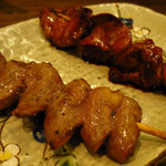 炭火焼鳥 西田屋 - 手前：シンゾウ　奥：レバー
