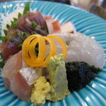 Shinnihon Ryouri Echigoya - お刺身、ヒラメ、蛸、カツオ、青身魚。