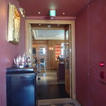 エレベーターを降りるとすぐお店の入り口があります☆