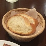 フレンチレストラン 神楽坂 ル コキヤージュ - ランチについてくるパン。