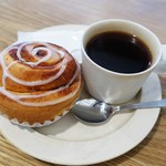 コチカフェ - シナモンロール、コーヒー