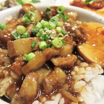 中華菜 高福 - 台湾名物の魯肉飯(ルーローハン)。とろみと汁気たっぷり、八角も良い塩梅に効かせてあります。