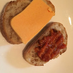 タベルナ・パパ - アミューズ（人参のムースとツナのトマトーソースのカナッペ風）