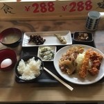 Americans Bar 1960 - ご飯、味噌汁おかわり自由の日替わり定食 税込288円。コスパは最高。味はまぁまぁ。清潔感がないのが難。