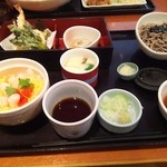 和食さと - 今日は和食で
            写真だと主役が汁？なっちゃったよ