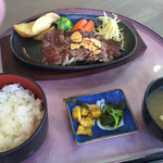 Sentoraru Fukuoka Gorufu Kurabu Resutoran - ２８年４月１５日実食
      牛ロースステーキです
      