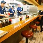 お好み焼 みっちゃん総本店 - 店内（カウンター席）