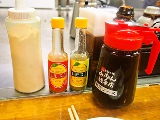 Okonomiyaki Mitchan Sohonten - マヨネーズ、レモスコ、ソース