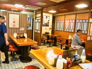 Okonomiyaki Mitchan Sohonten - 店内（テーブル席）