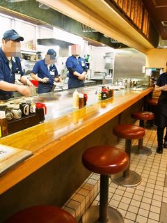 Okonomiyaki Mitchan Sohonten - 店内（カウンター席）