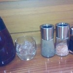 とんかつ ひろまつ - 岩塩はピンクソルト。