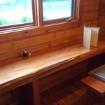 とんかつ ひろまつ - 町田街道に面したカウンター席には１．５人掛席がふたつ。