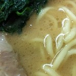 家系ラーメン みさき家 - バランスのいいスープ。