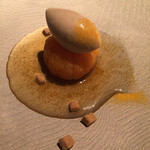 龍吟 - 甘味一品目は、冷たいみかんの上に、山椒香るみかんアイスをのせて