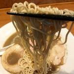 寿製麺 よしかわ - イカ煮干しそば・麺リフト。低加水麺。