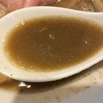 寿製麺 よしかわ - イカ煮干しそば・スープ。旨いが癖も強く、玄人向け。