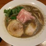 寿製麺 よしかわ - 特濃イカ煮干しそば。