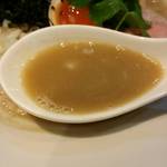 寿製麺 よしかわ - スープ。あらの香りと白湯の旨み・深みのバランス良し。