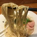 寿製麺 よしかわ - 麺リフト。低加水のストレート麺。