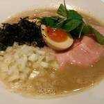 寿製麺 よしかわ - 濃厚あら炊き魚白湯そば。