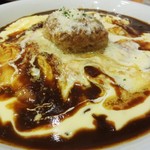 コトコトカフェ - トロトロ玉子の オムハヤチーズ ハンバーグ ON ：トマトのリゾットライスに トロトロ半熟玉子と、じっくり煮込んだデミグラスソース、とろーりチーズソースがタップリとかけられています。