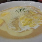 コトコトカフェ - オムチーズ：オムライスにトロトロに溶かしたチーズフォンデュー がかけられています。