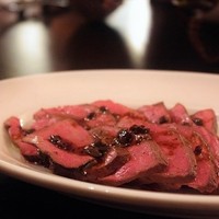 LOVAT - 黒毛和牛ハツ燻製醤油刻み山葵のソース
                  