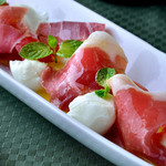 炭火イタリアン CARBO - 生ハム＆モッツァレラチーズ