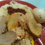 大津家 - チャーシューに煮玉子を炒飯に乗っけてみます。