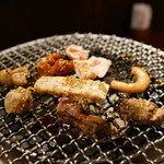 ホルモン焼肉ぶち - 2016.4 炭火の七輪でホルモンを焼いています