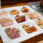 ホルモン焼肉ぶち - 2016.4 ホルモン九品盛り合わせ（1,680円）