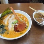 椿ラーメン - 「チャーシュー麺（味噌）」（930円）＋「カレー丼（小）」（300円）