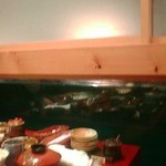 釣船茶屋 ざうお - 窓の下に魚が！