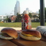 文明軒 - 文明軒（代々木）：早朝の参宮橋公園で食べるパン