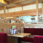 コメダ珈琲店 - 明るい店内です