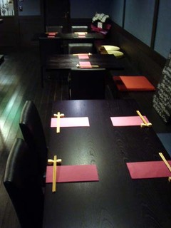 MiwaMiya - テーブル席×３（店舗奥から撮影）