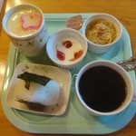 天天 - ホットコーヒー４００円、高菜おにぎりモーニング