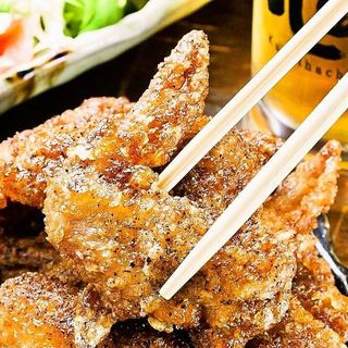 まずはこちらをどうぞ！看板メニュー「炎の手羽揚げ」