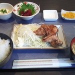 喜作 - とり唐揚マグロぶつ定食 800円