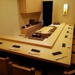 寿司処 しん - 店内　カウンター８席　※この日は９席