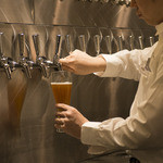 Dhi Nando Deruka Maketto Teburu - 日本各地のクラフトビールを常時約14種類ご用意しています。