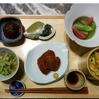 宗胡 - 前菜の盆。手が込んでいて亀の形の器を使うなど、見た目にも気を使っている。