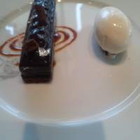 Benoit Alain Ducasse - デザートの牛乳アイスクリームとブノワショコラ
