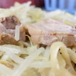 ラーメン二郎 - 豚の厚み