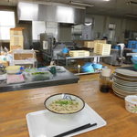 Kompira Udon - 工場内の調理場から渡される